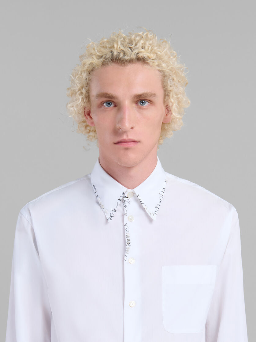 Chemise en popeline blanche avec effet raccommodé en perles - Chemises - Image 4