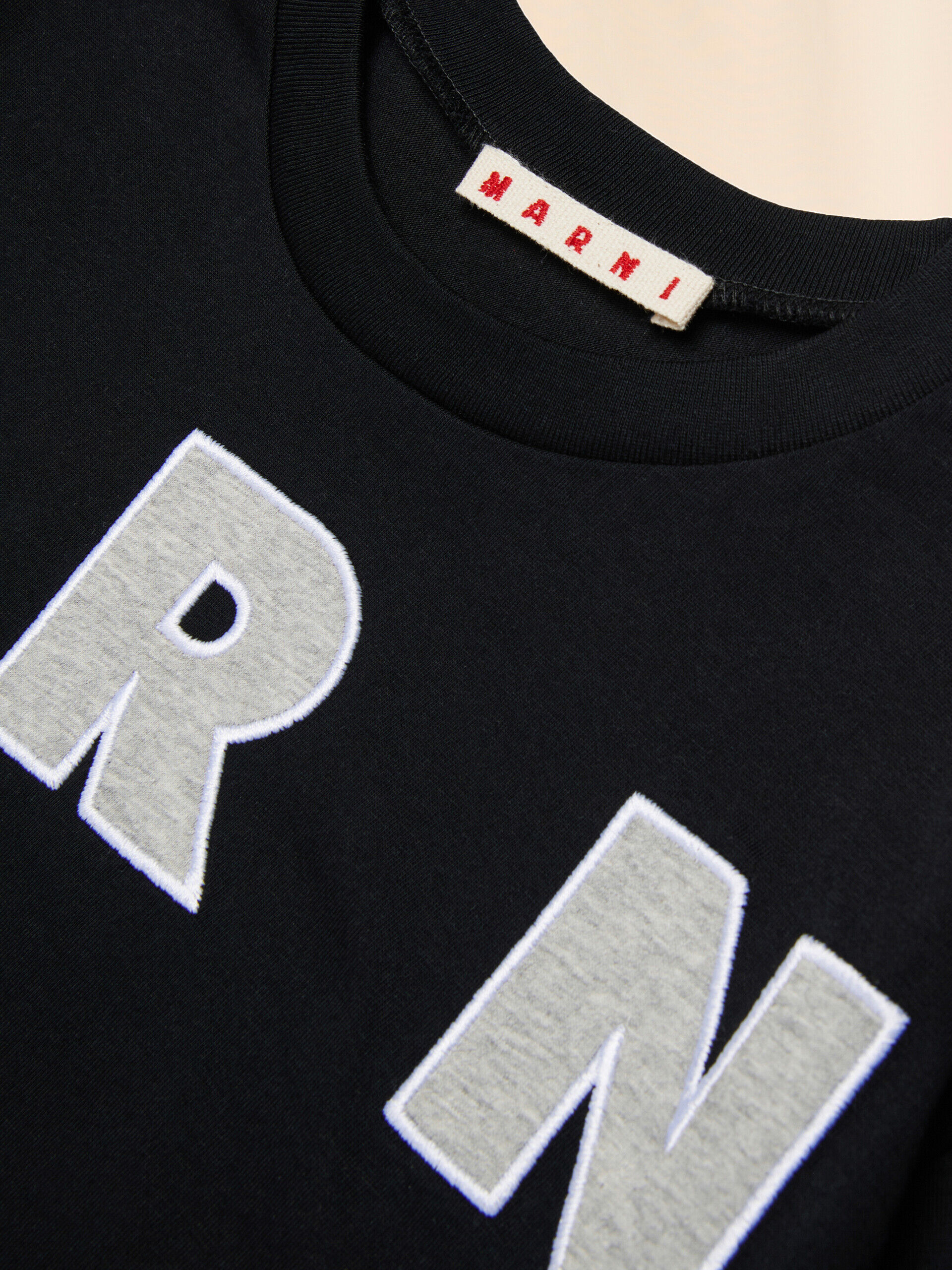 ブラック ロゴ刺繍入りTシャツ | Marni