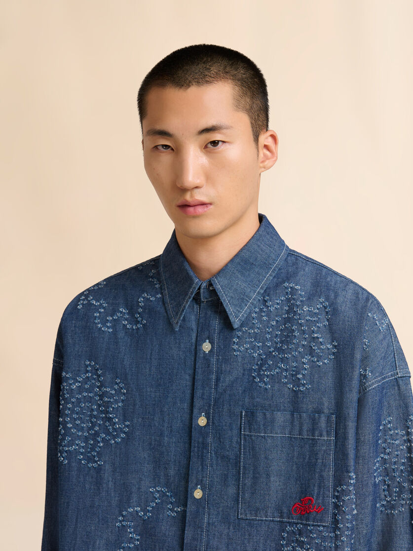 Blue chambray oversized shirt with frayed sun motif, Image 4