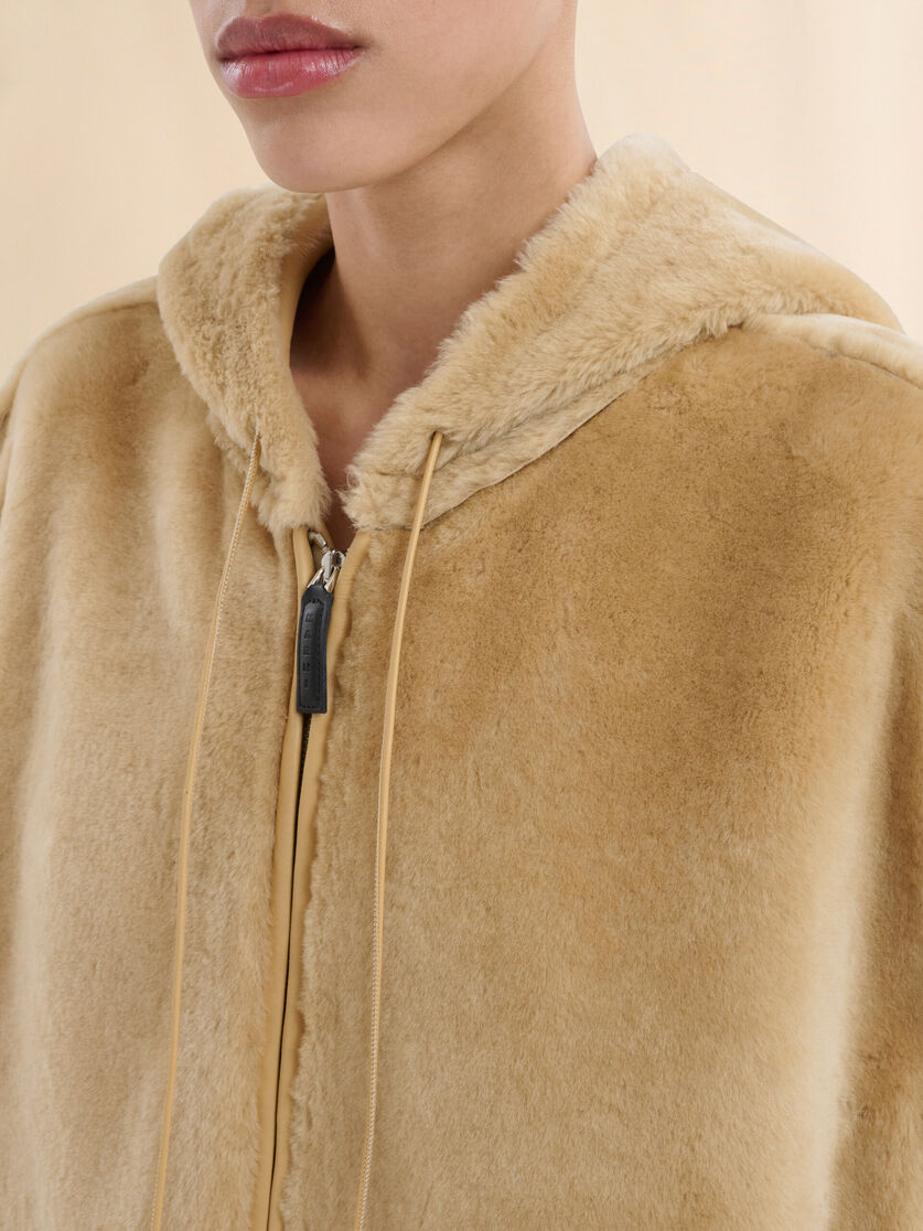 Gilet con cappuccio in shearling rasato marrone - Gilet - Image 4