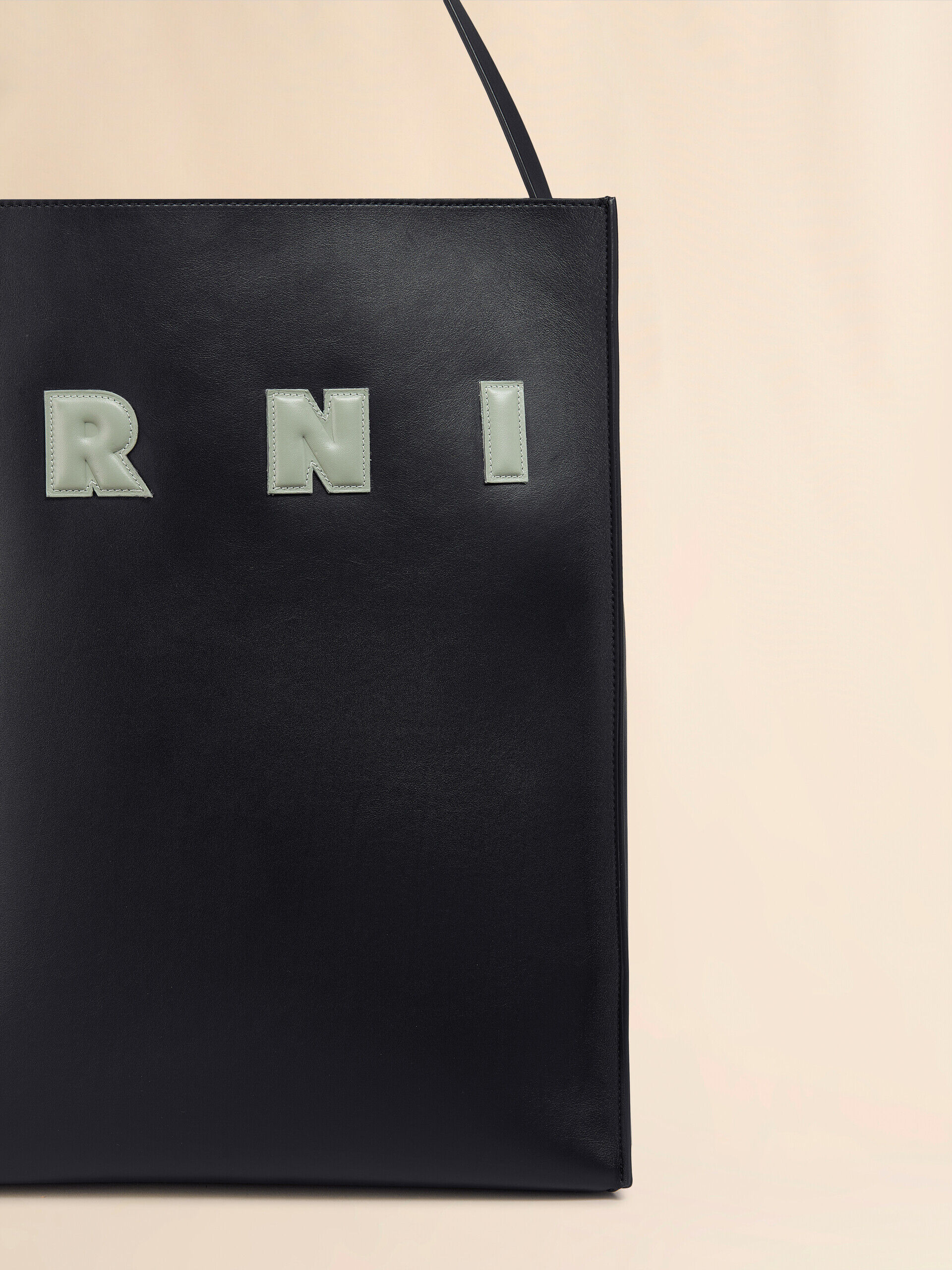MARNI しっかり大容量♪ ポーチ付き ロゴトート ブラック ホワイト パッチ付き レザー製 Museo ホーボーバッグ