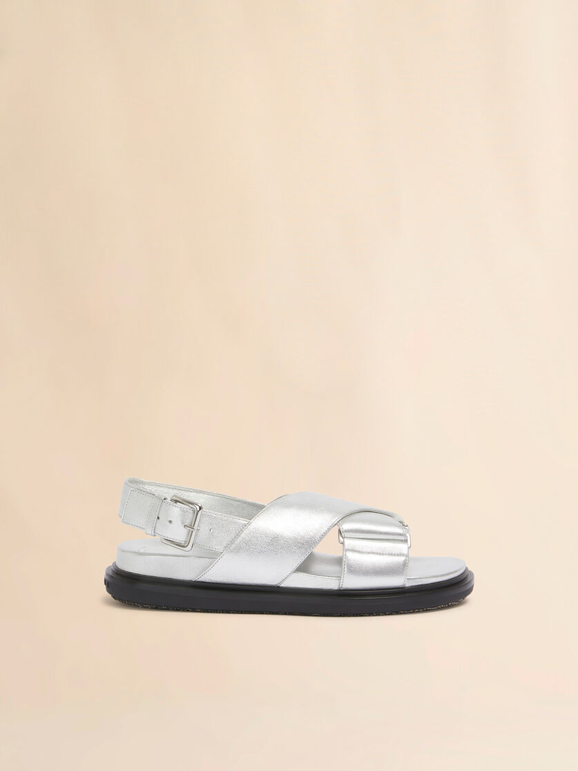 Silberfarbenes Leder-Fussbett - Sandalen - Image 1