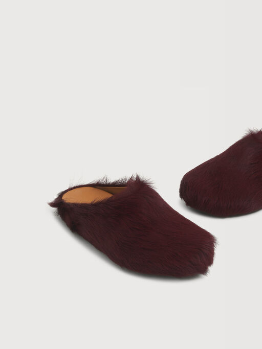 Rote Fu&szlig;bett-Pantoletten aus Langhaar-Kalbsleder - Holzschuhe