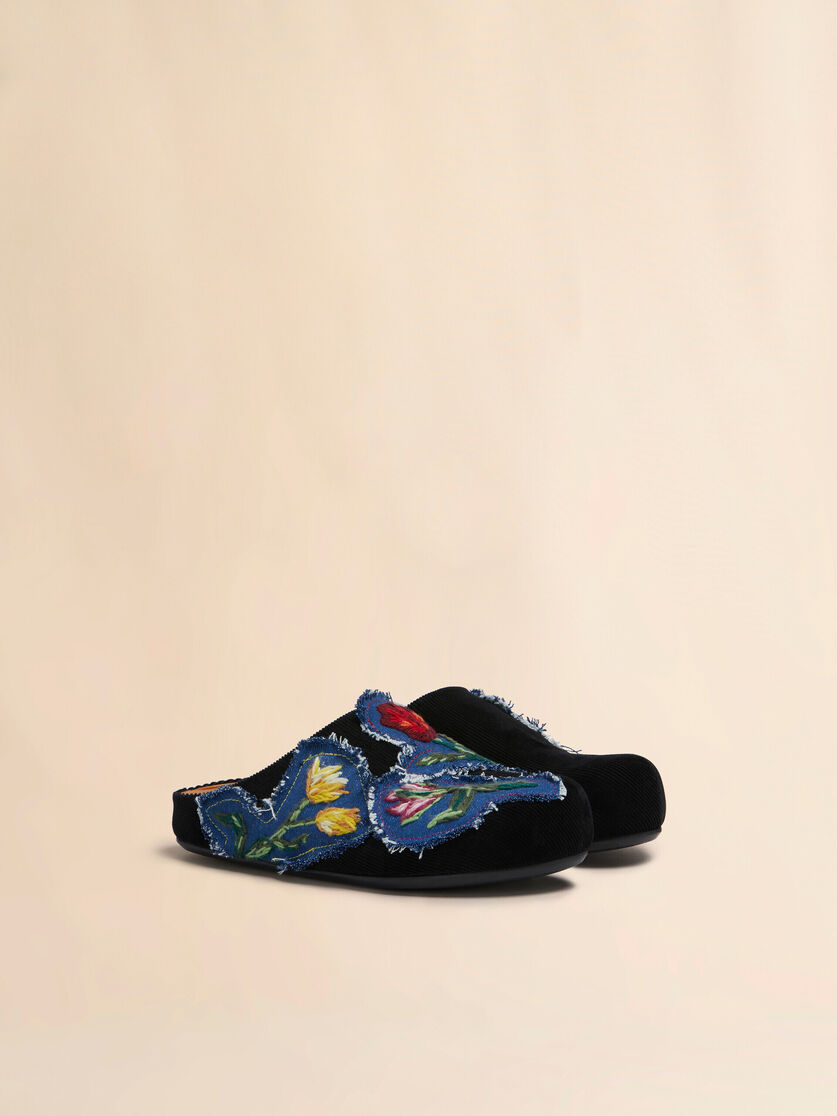 Schwarze Fussbett-Pantoletten aus Kord mit Denim-Applikationen - Sandalen - Image 2