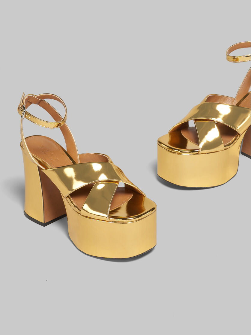 Sandalo con plateau in pelle color oro - Sandali - Image 5