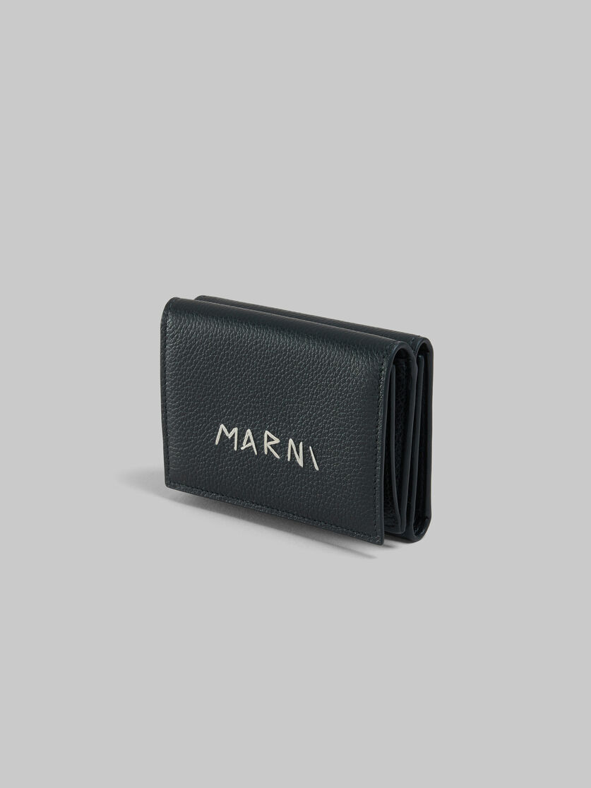 ブラック レザー製三つ折りウォレット、マルニシンボル刺繍入り | Marni