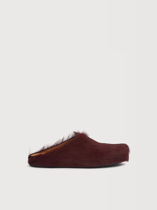 Rote Fu&szlig;bett-Pantoletten aus Langhaar-Kalbsleder - Holzschuhe