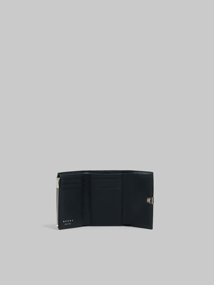 Portafoglio Prisma tri-fold in pelle nera con placca in metallo - Portafogli - Image 2