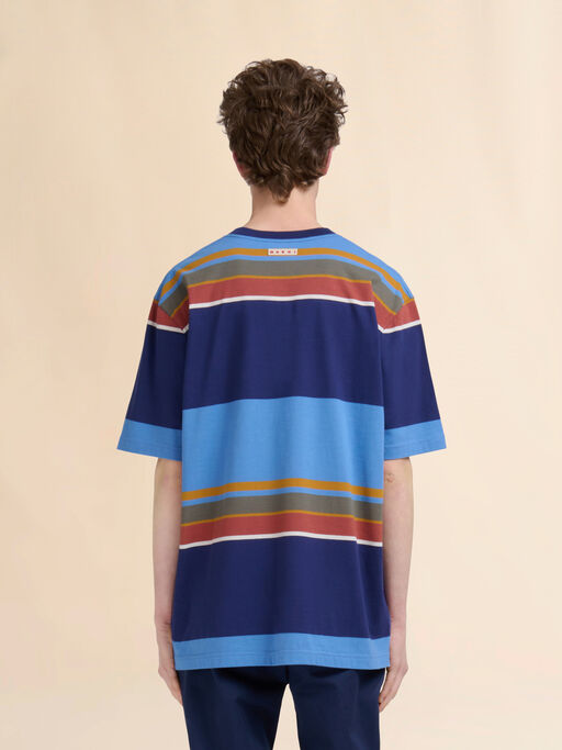 Blaues T-Shirt aus Bio-Baumwolle mit Streifen im Colorblock-Design - Hemden
