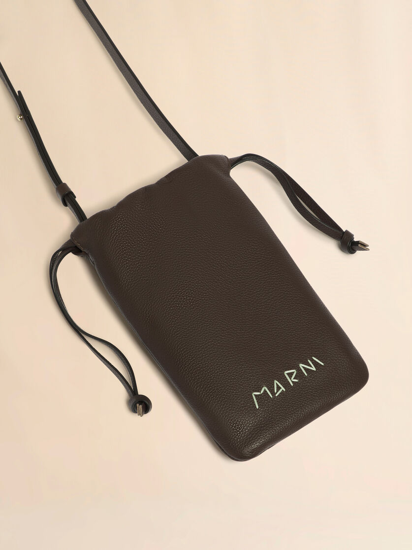 ブラウン レザー製ドローストリング付きスマホホルダー、マルニメンディング入り - ウォレット＆レザー小物 - Image 4