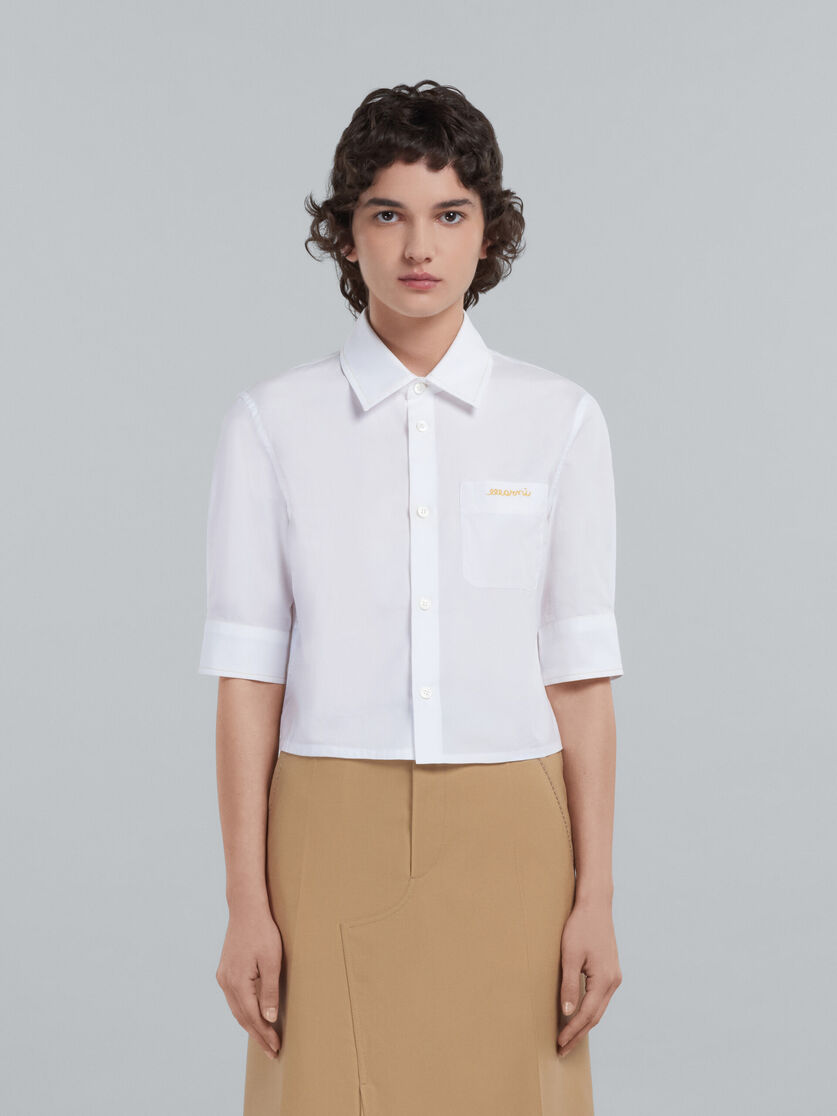 Kurze Hemdbluse aus weißer Popeline mit aufgesticktem Logo - Hemden - Image 2
