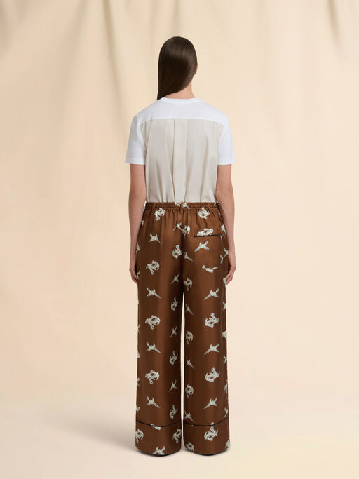Hose aus braunem Seiden-Twill mit Rabenprint - Hosen