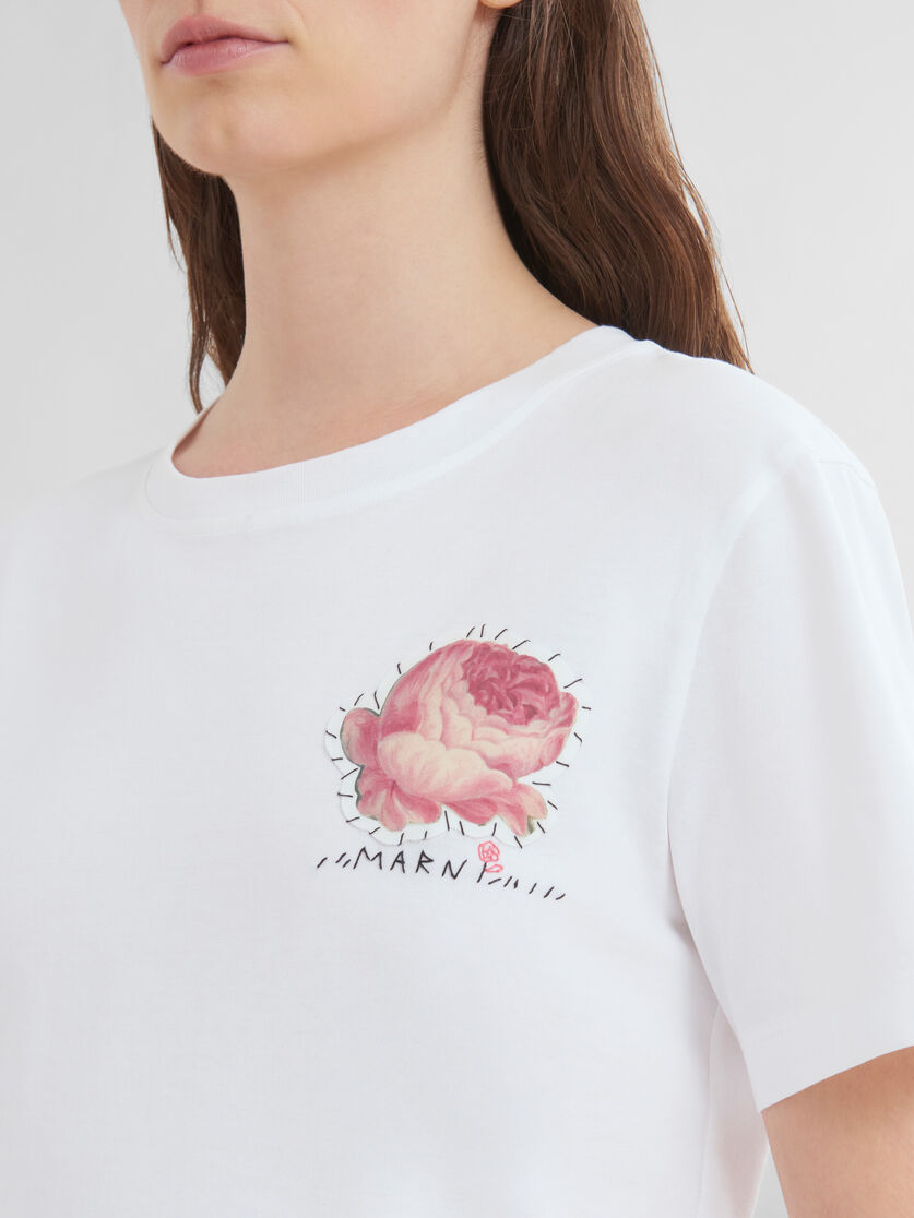 T-shirt in cotone biologico bianco con applicazione a fiore - T-shirt - Image 4