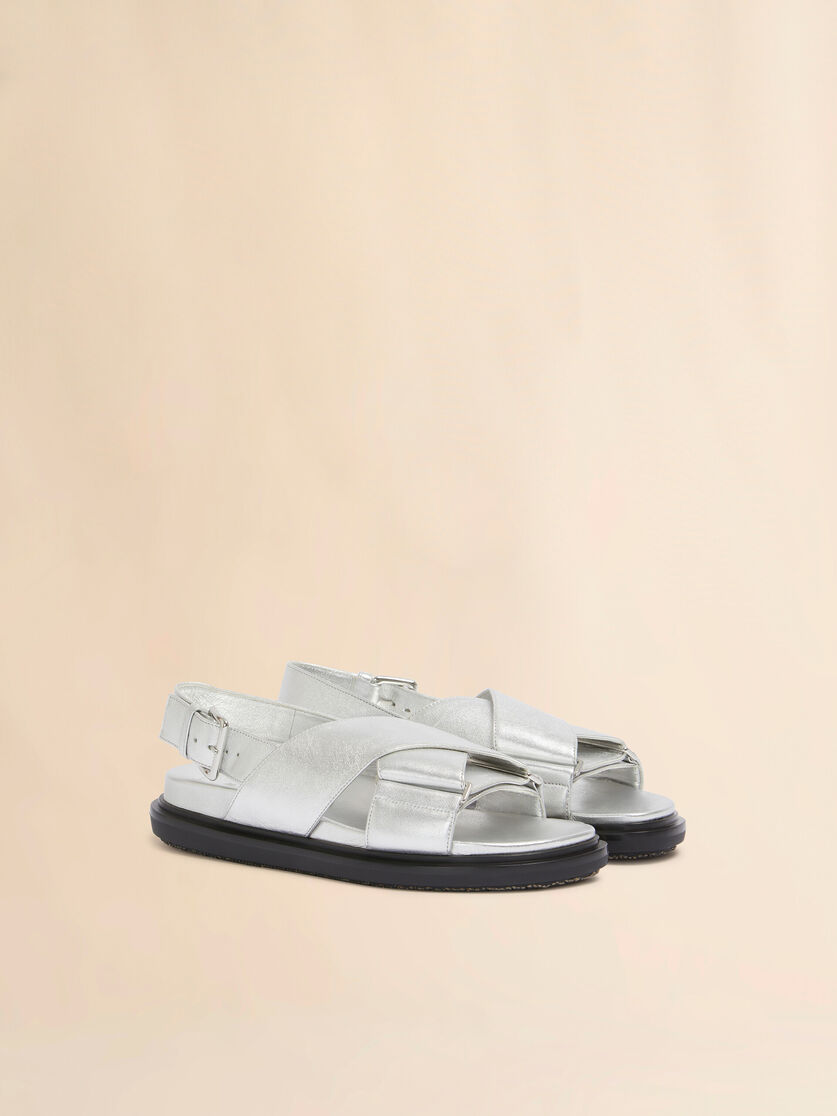 Silberfarbenes Leder-Fussbett - Sandalen - Image 2