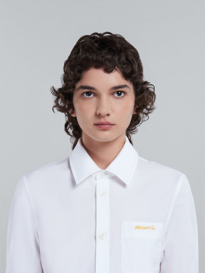 Camicia cropped in popeline bianco con logo ricamato - Camicie - Image 4