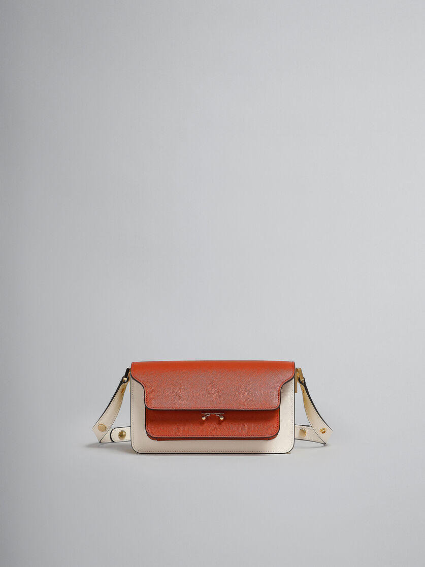 Trunk Bag E/W in pelle saffiano marrone - Borse a spalla - Image 1
