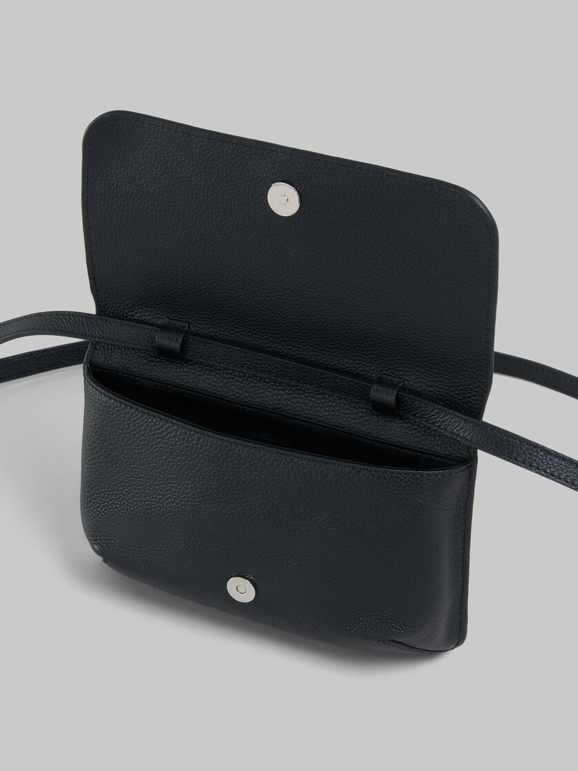Sac porté épaule en cuir noir avec effet raccommodé Marni - Pochettes - Image 4
