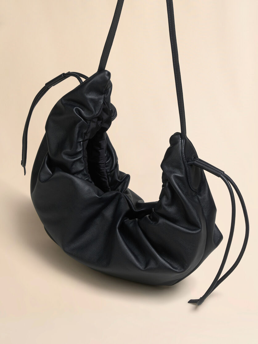 Taubenfarbene kleine Hobo-Tasche Scrunchie aus Leder - Schultertaschen - Image 5
