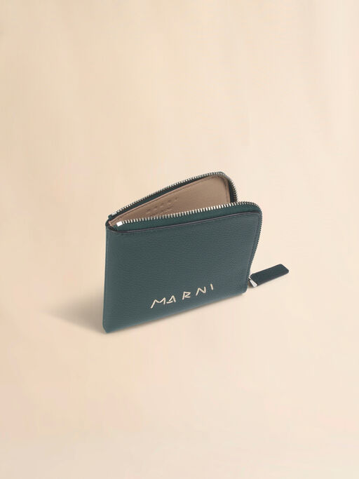 ディープグリーン レザー製ラウンドファスナーウォレット、マルニメンディング刺繍入り - 財布
