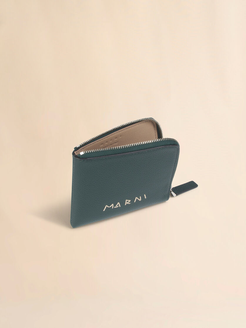 ディープグリーン レザー製ラウンドファスナーウォレット、マルニメンディング刺繍入り, Image 2