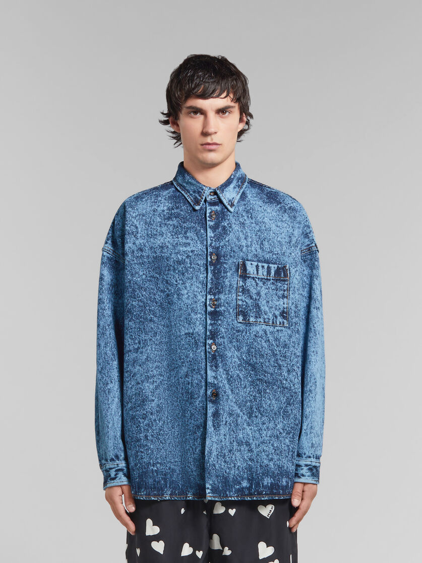 Blaues Jeanshemd mit marmoriertem Muster - Hemden - Image 2
