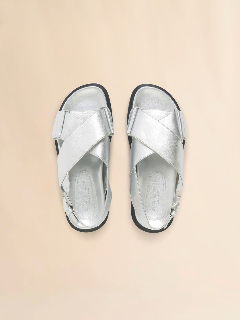Silberfarbenes Leder-Fussbett - Sandalen - Image 4