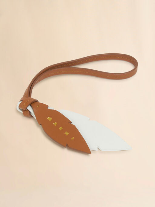 Colgante de pluma de cuero blanco y marrón con logotipo - Llavero