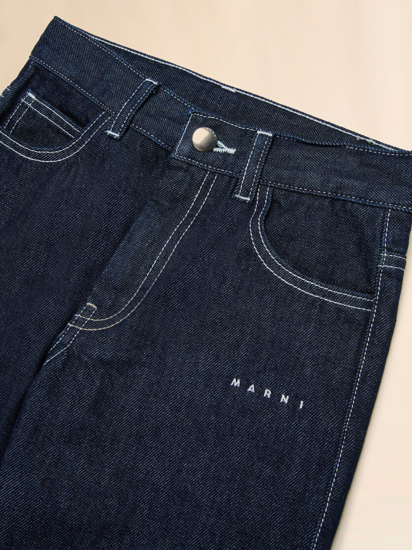 Deep blue denim jeans with white stitching, Image 3