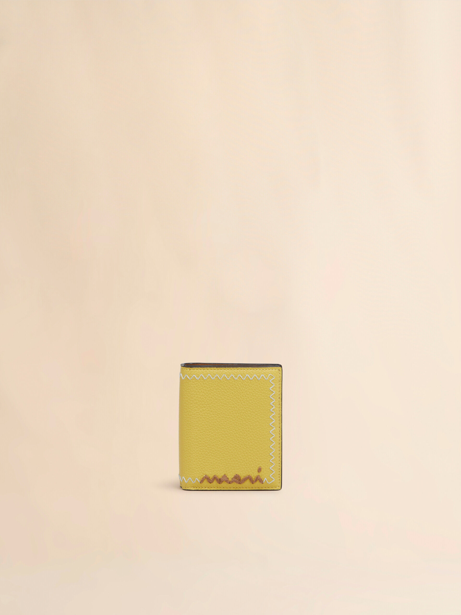新着！【MARNI】マルニ ロゴプリント コンパクトウォレット イエロー レザー製ファスナー付きコンパクトウォレット、マルニ