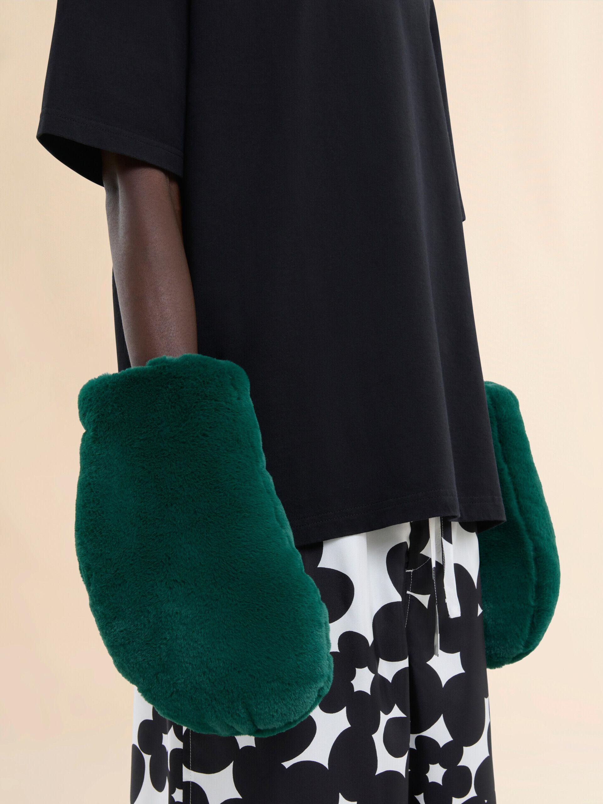 マルニMARNI ラクーンファー付きレザー手袋 コンスエロ期 ミトン マルニMARNI ラクーンファー付きレザー手袋 コンスエロ期 ミトン