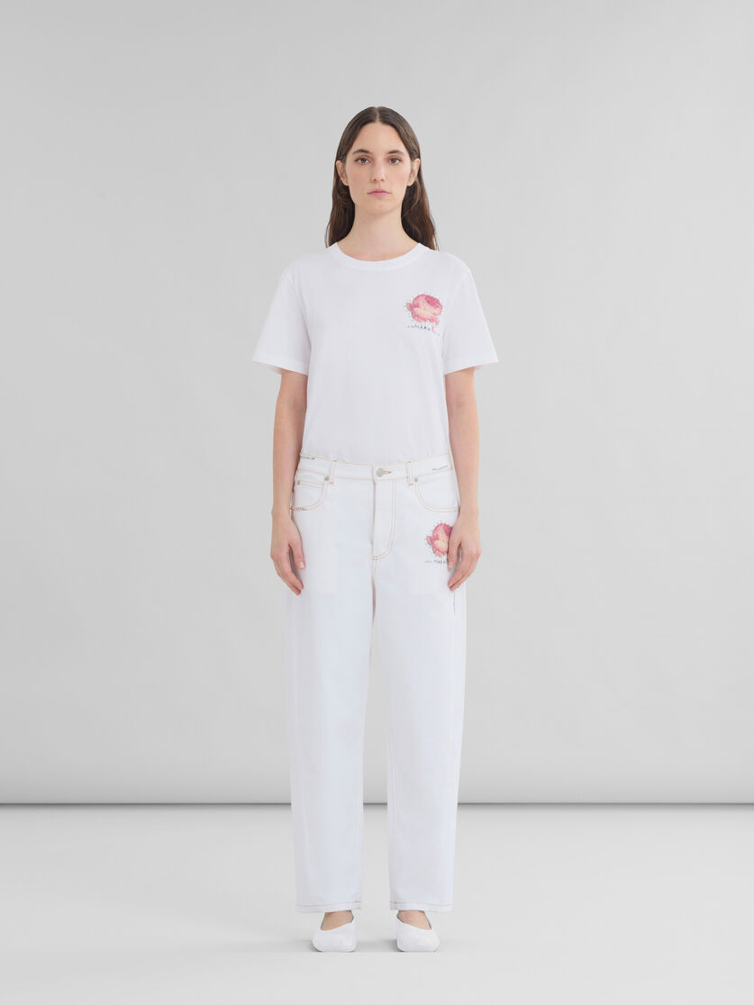 Pantaloni in denim bianco con applicazione a fiore - Pantaloni - Image 2