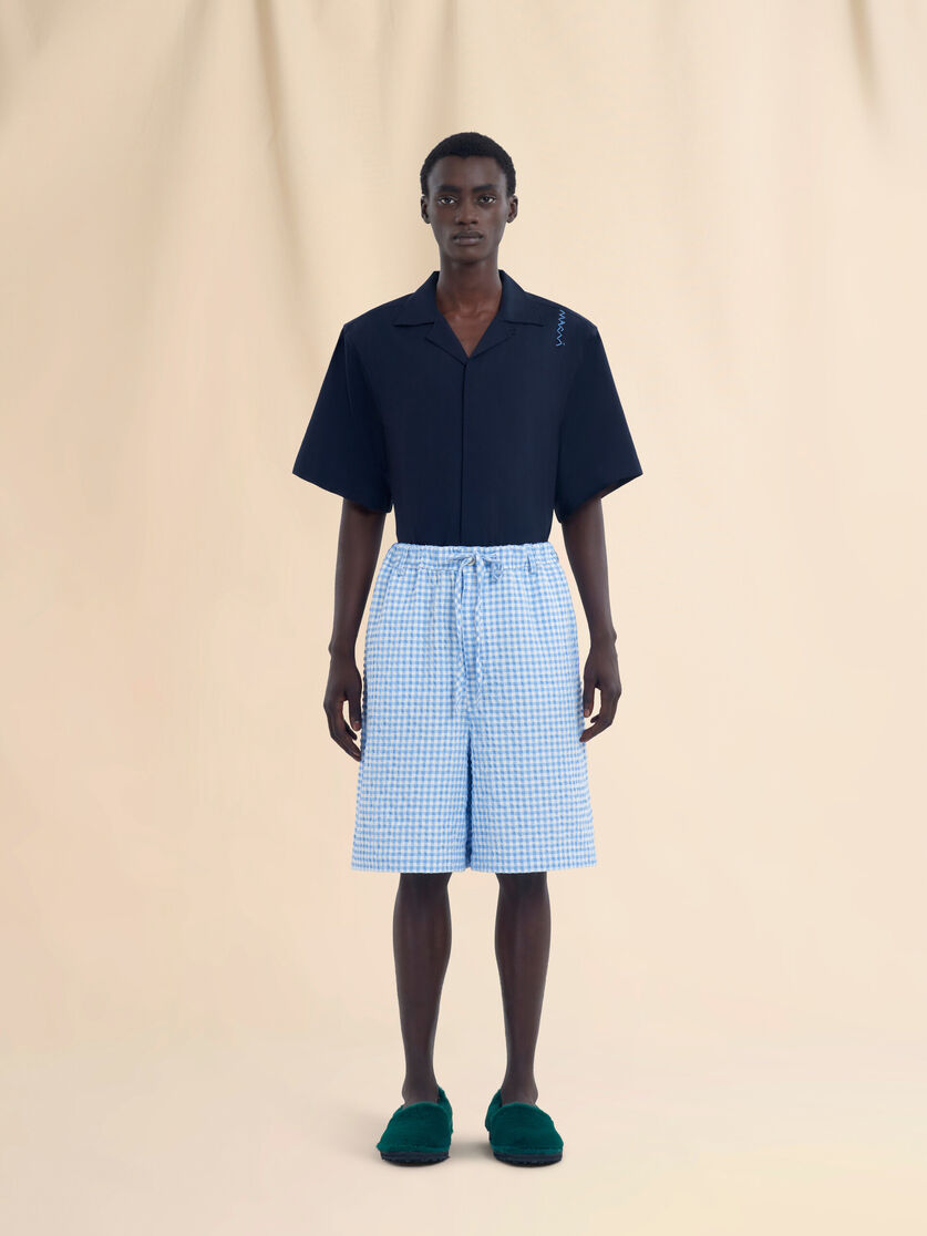 Blau-weiß karierte Bermudashorts aus Seersucker - Hosen - Image 2