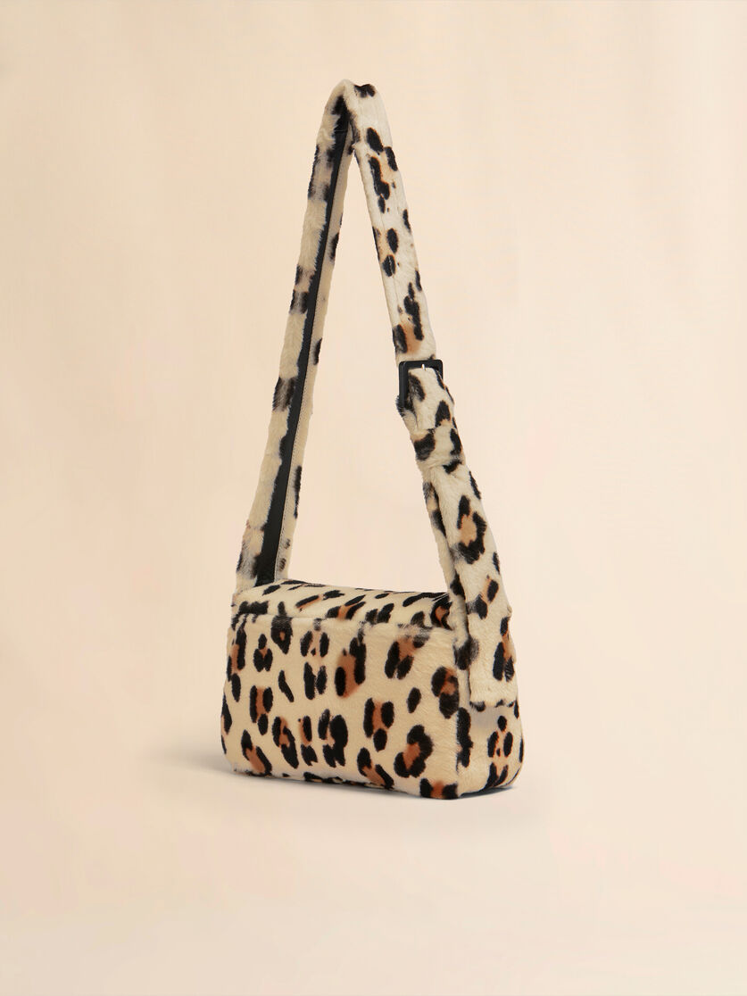 Mittelgroße Trunkaroo Soft Schultertasche aus Shearling mit Animal-Print - Schultertaschen - Image 2