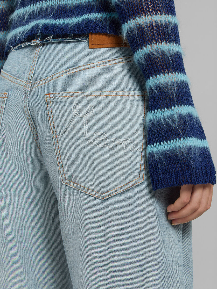 Pantalón de denim azul de corte carrot con costuras internas a la vista - Pantalones - Image 5