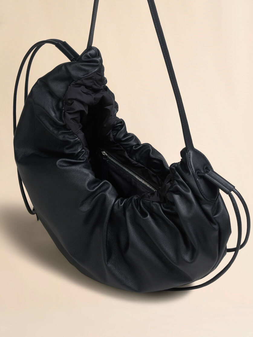 ブラック レザー製 Scrunchie ミディアムホーボーバッグ - ショルダーバッグ - Image 3