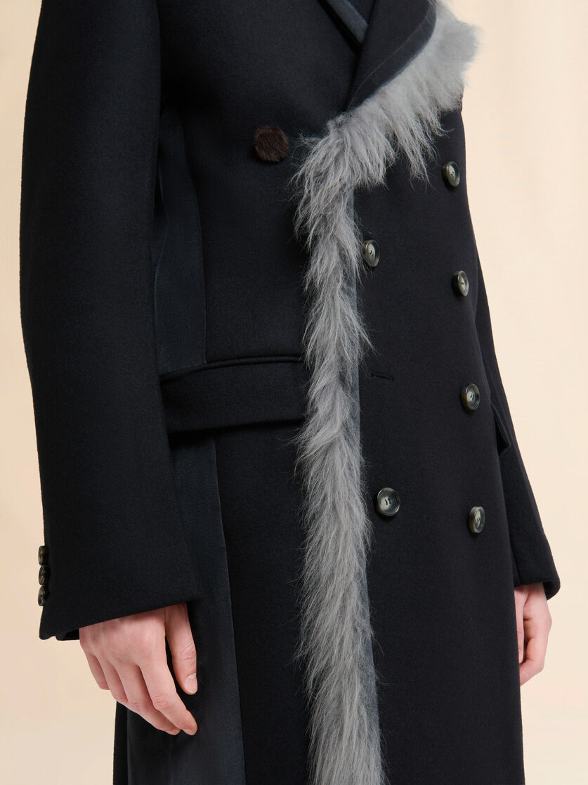 Cappotto in feltro di lana nera con bordo in pelliccia - Cappotti - Image 5