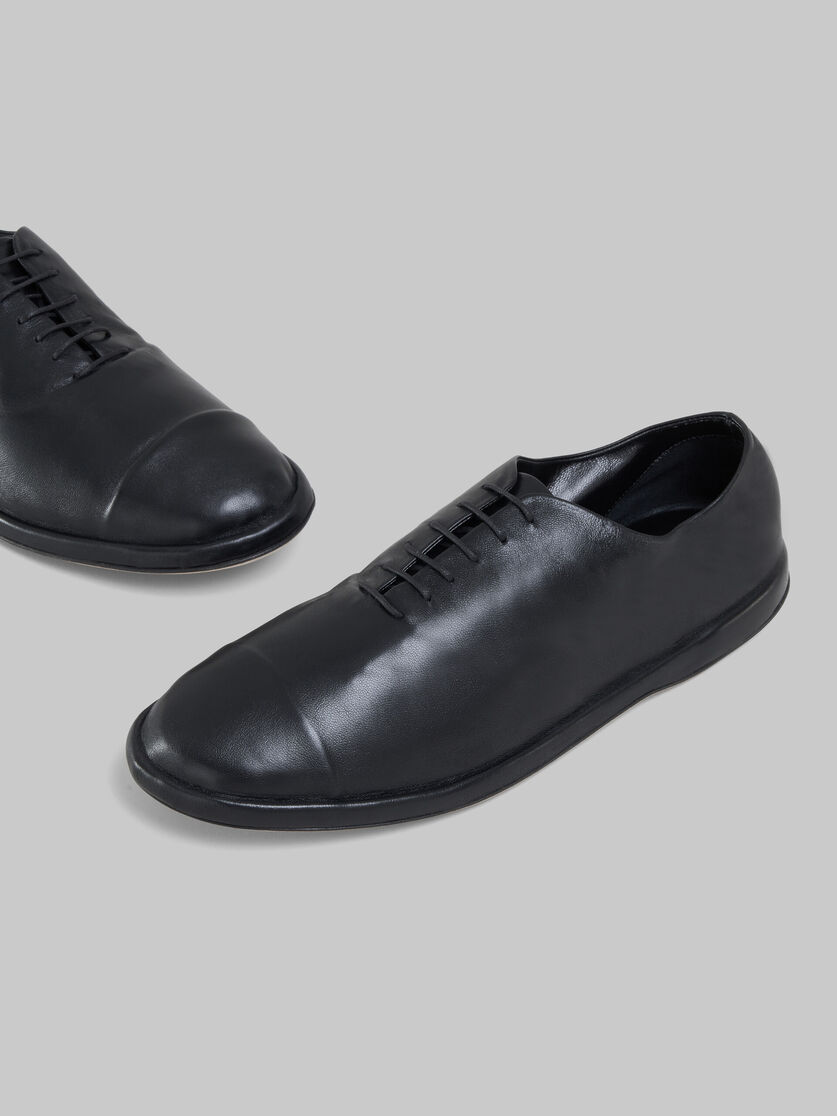 Zapatillas sin costuras de piel de napa gris - Zapatos con cordones - Image 5