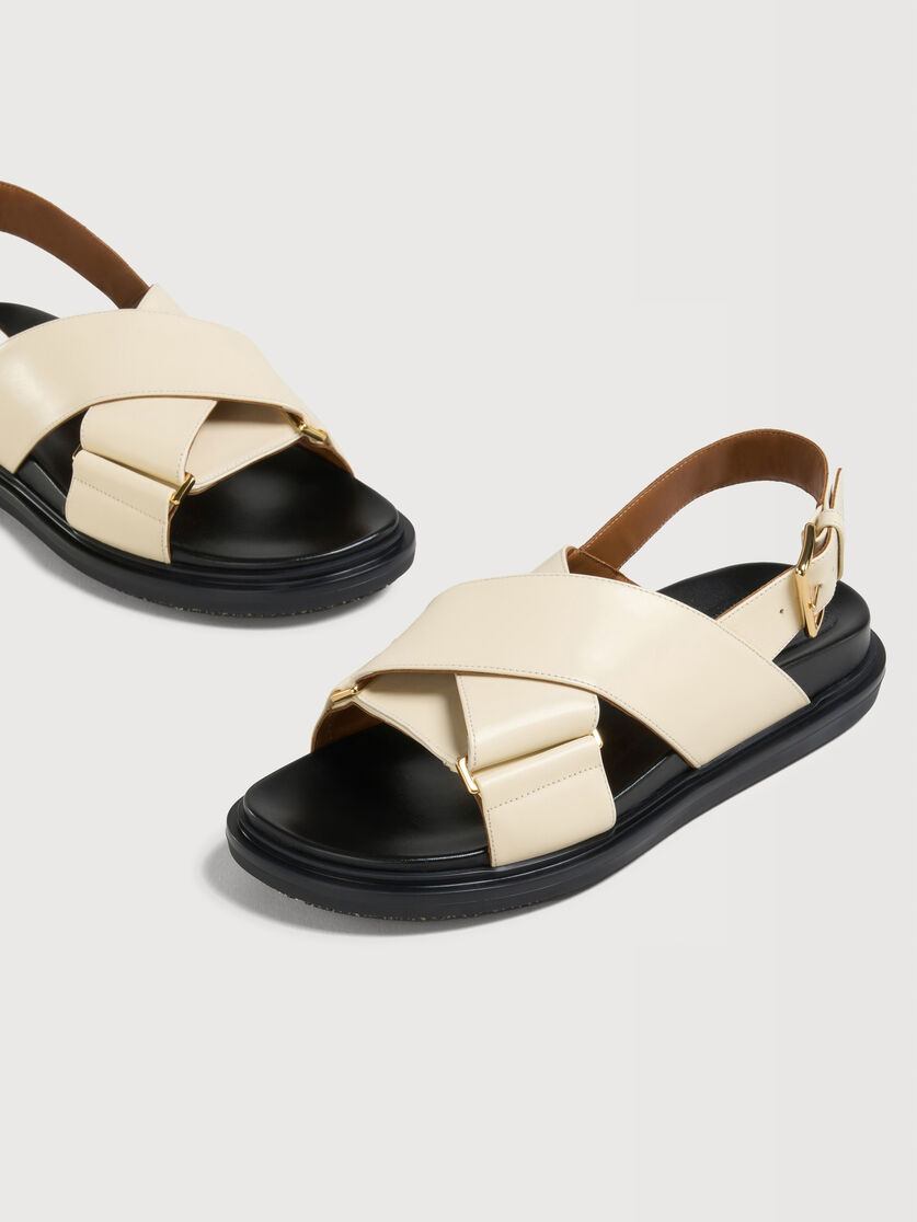 Wei&szlig;e Fu&szlig;bett-Sandalen aus Leder, Image 5
