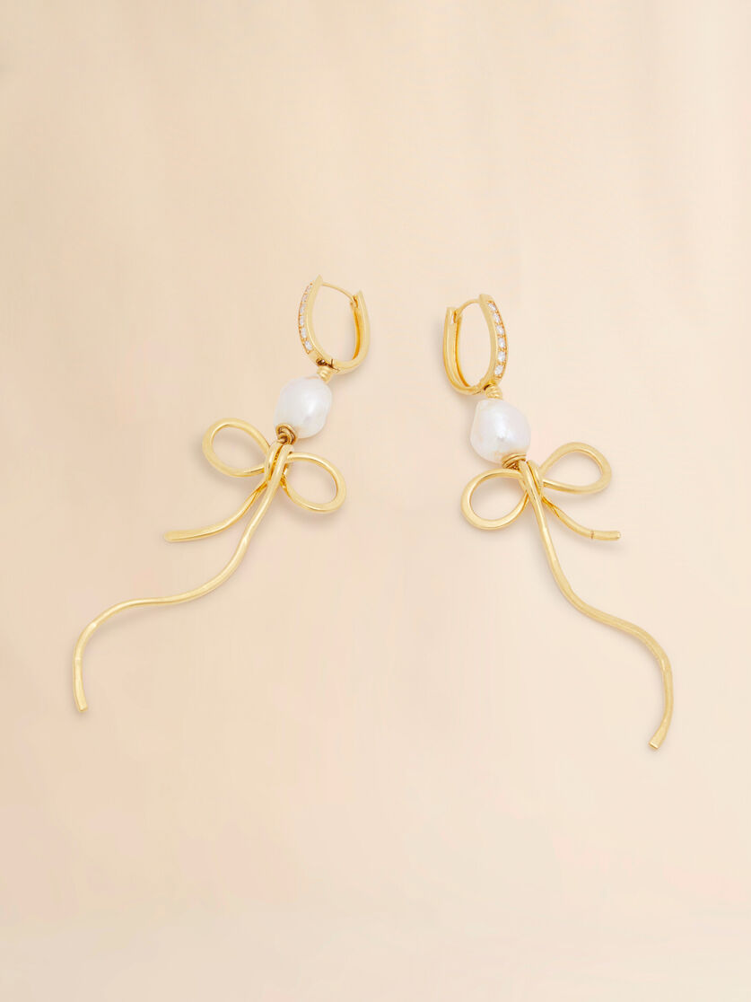 Goldfarbene Bow-Tropfenohrringe mit Perlen - Ohrringe - Image 4