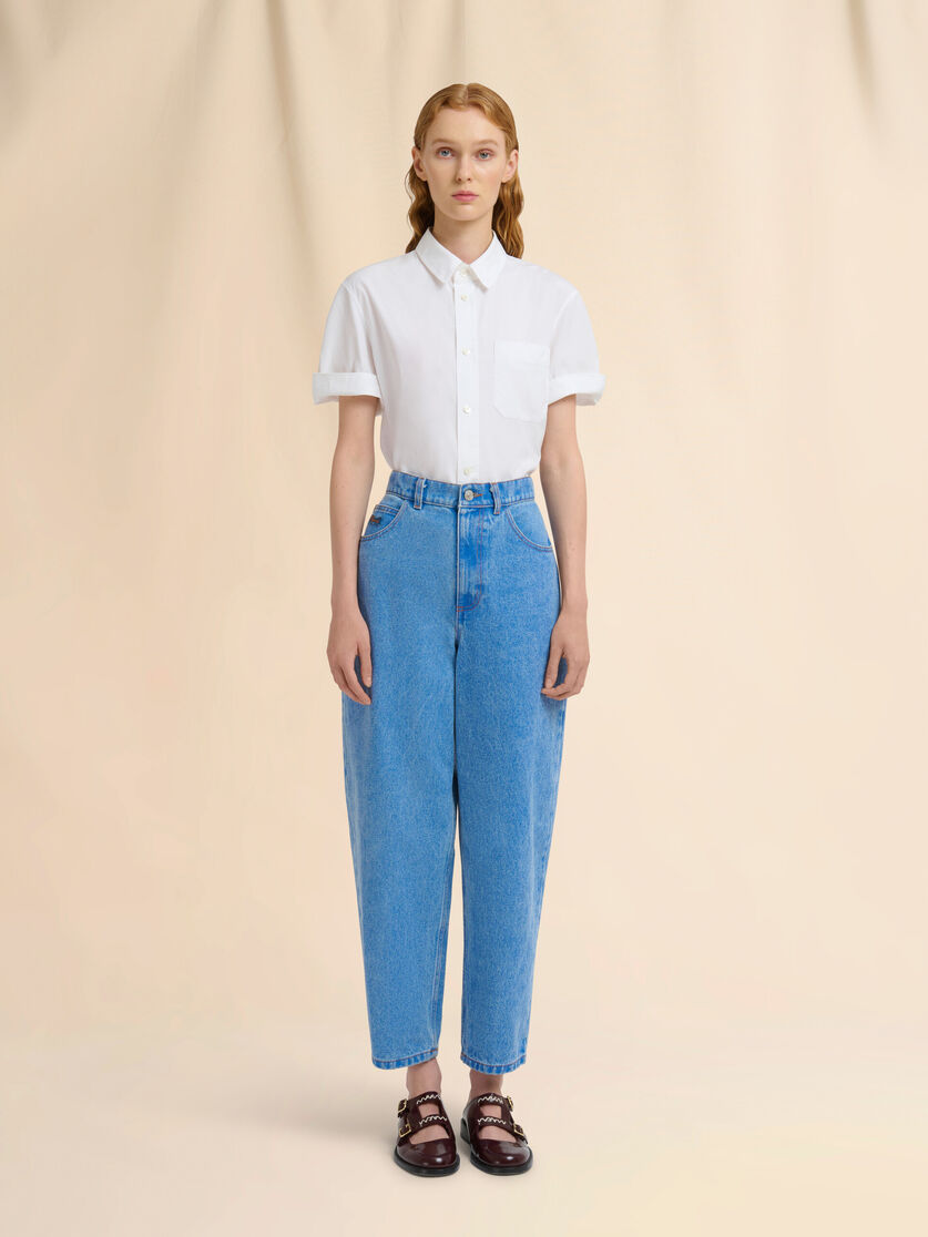 Vaqueros de corte carrot azules de denim orgánico - Pantalones - Image 2