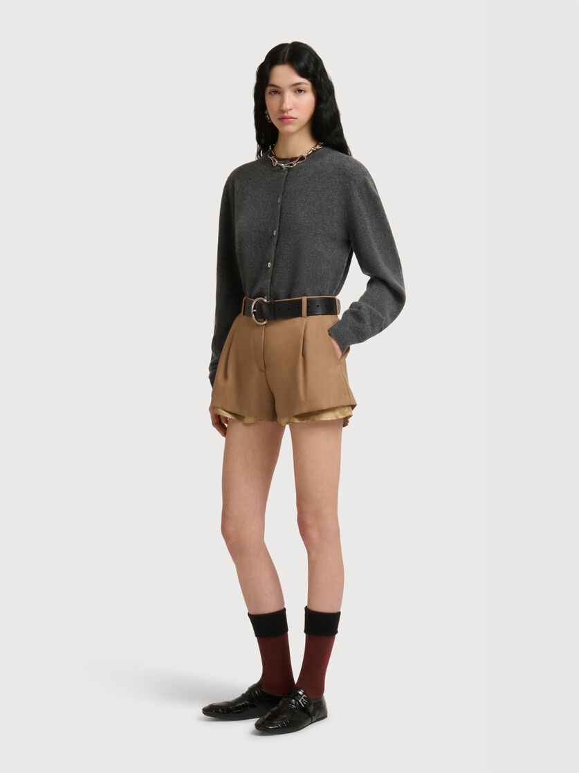 Brown wool shorts with exposed lining, Image 3