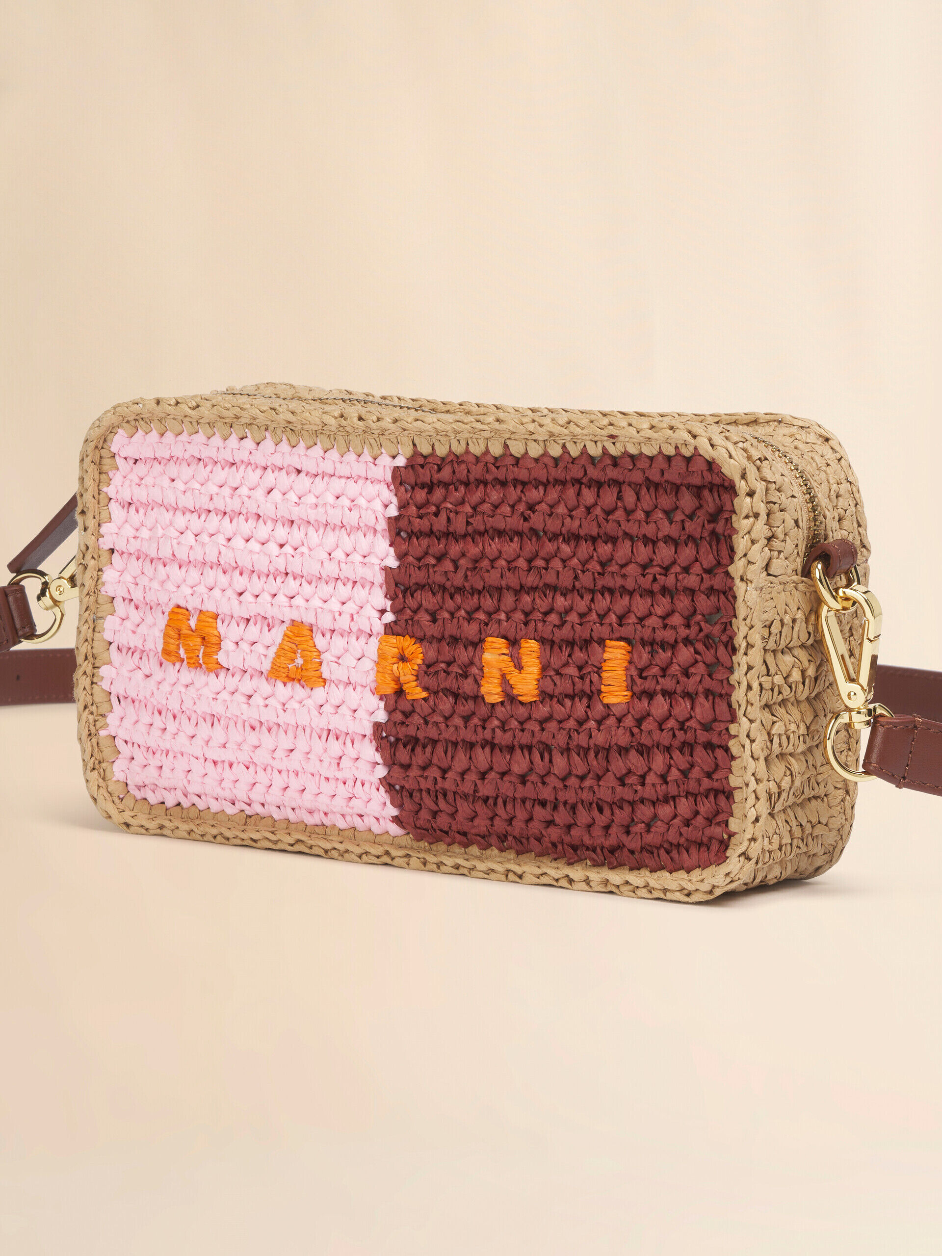 ピンクの猫　マルニ　Marni ウール　バイカラー　マルチストライプ Pink and burgundy paper raffia Seaside camera bag | Marni