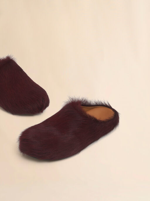 Rote Fußbett-Pantoletten aus Langhaar-Kalbsleder - Holzschuhe