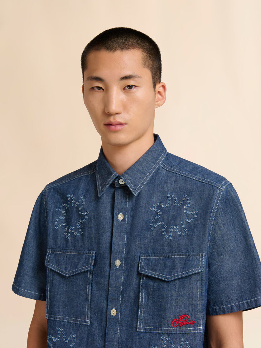 Blue chambray short-sleeved shirt with frayed sun motif, Image 4
