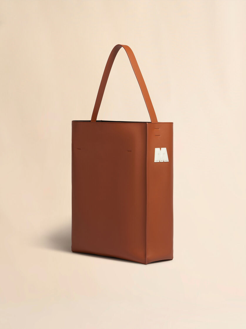 Bolso hobo Museo de piel marrón y blanca con parches - Bolsos shopper - Image 3