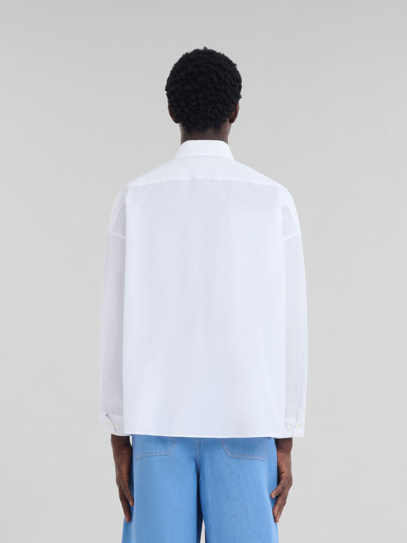 Camisa blanca de popelina ecológica con parches en forma de flor - Camisas - Image 3