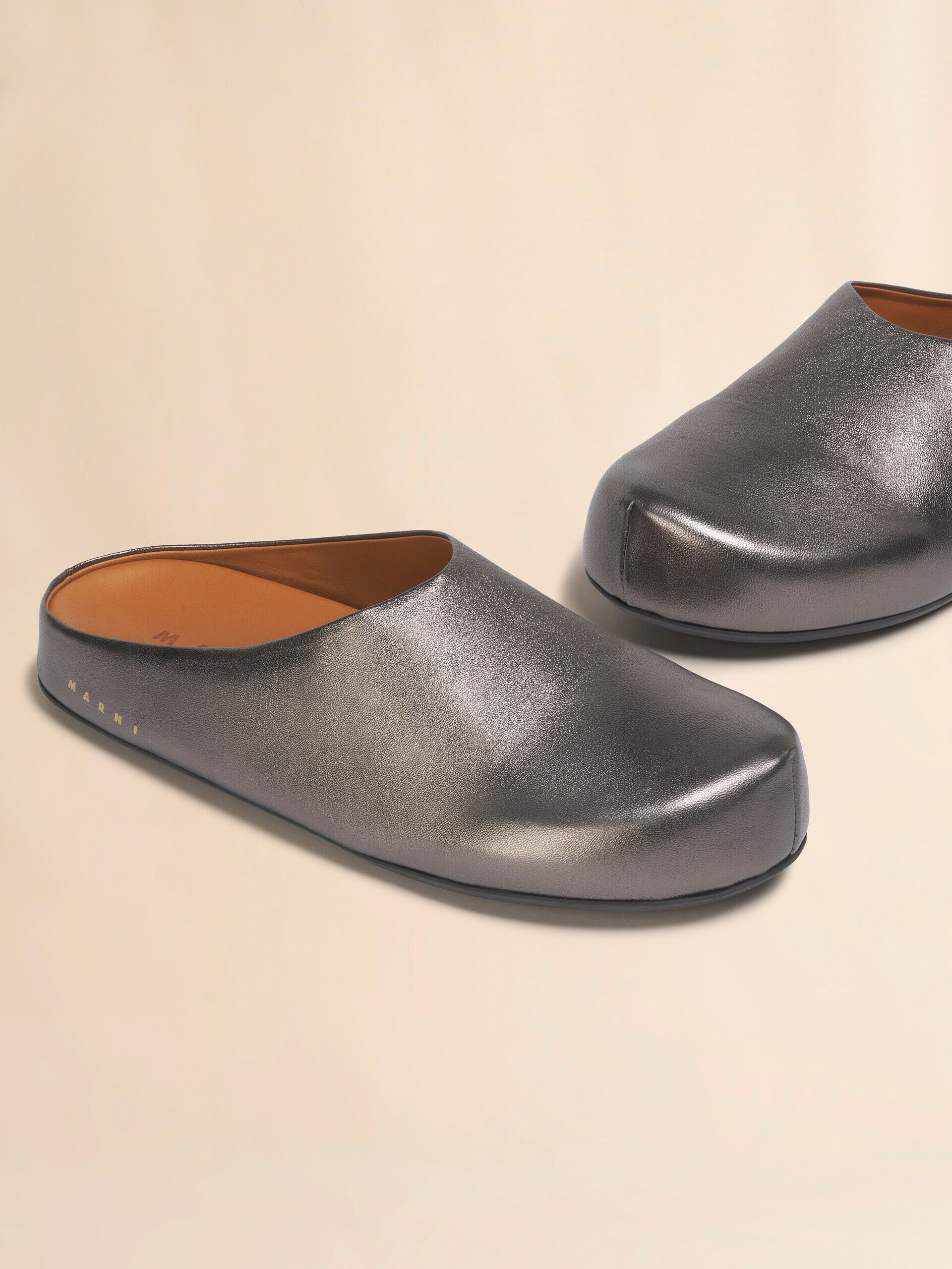 Dark silver leather Fussbett sabot | Marni