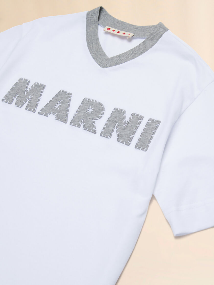 ホワイト ロゴ入りTシャツ - Tシャツ - Image 3