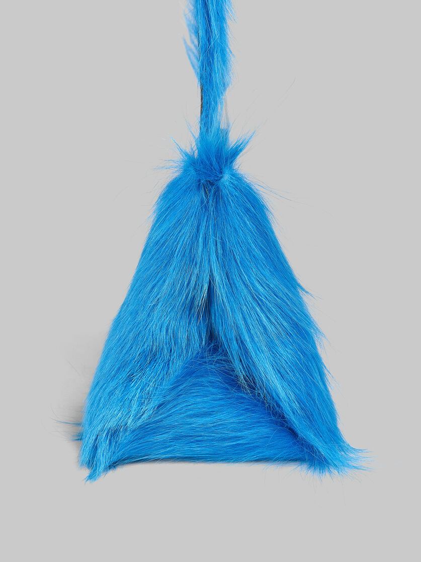 Bolso bandolera triangular Prisma de piel de becerro de pelo largo azul - Bolsos de hombro - Image 5