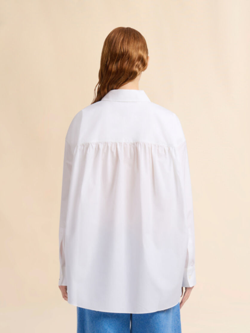 White organic poplin shirt with gathered back - Shirts - Image 3